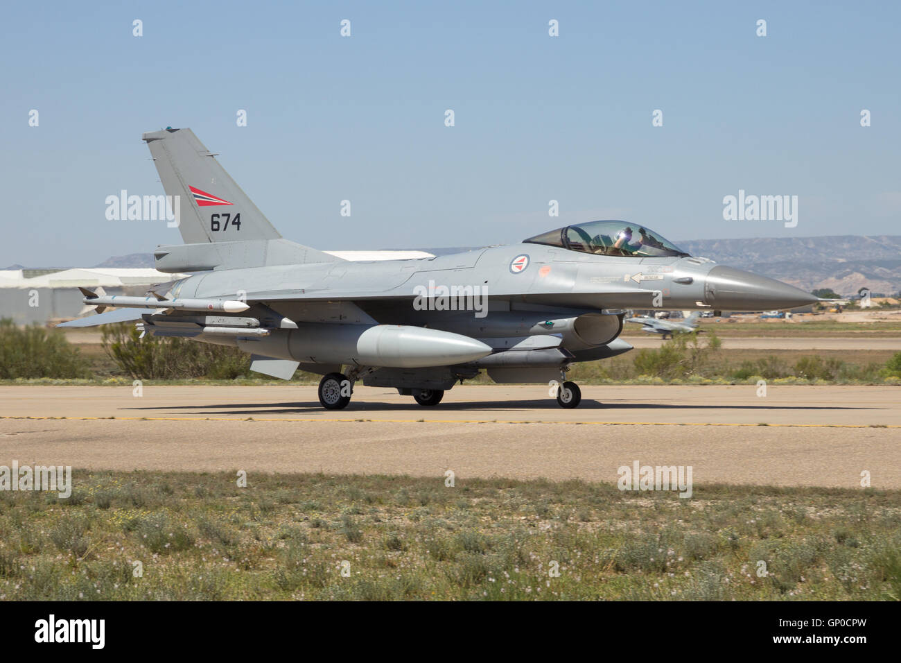 Royal Norwegian Air Force F-16 in rullaggio a getto dopo lo sbarco su Zaragoza airbase durante il Tiger Meet 2016. Foto Stock