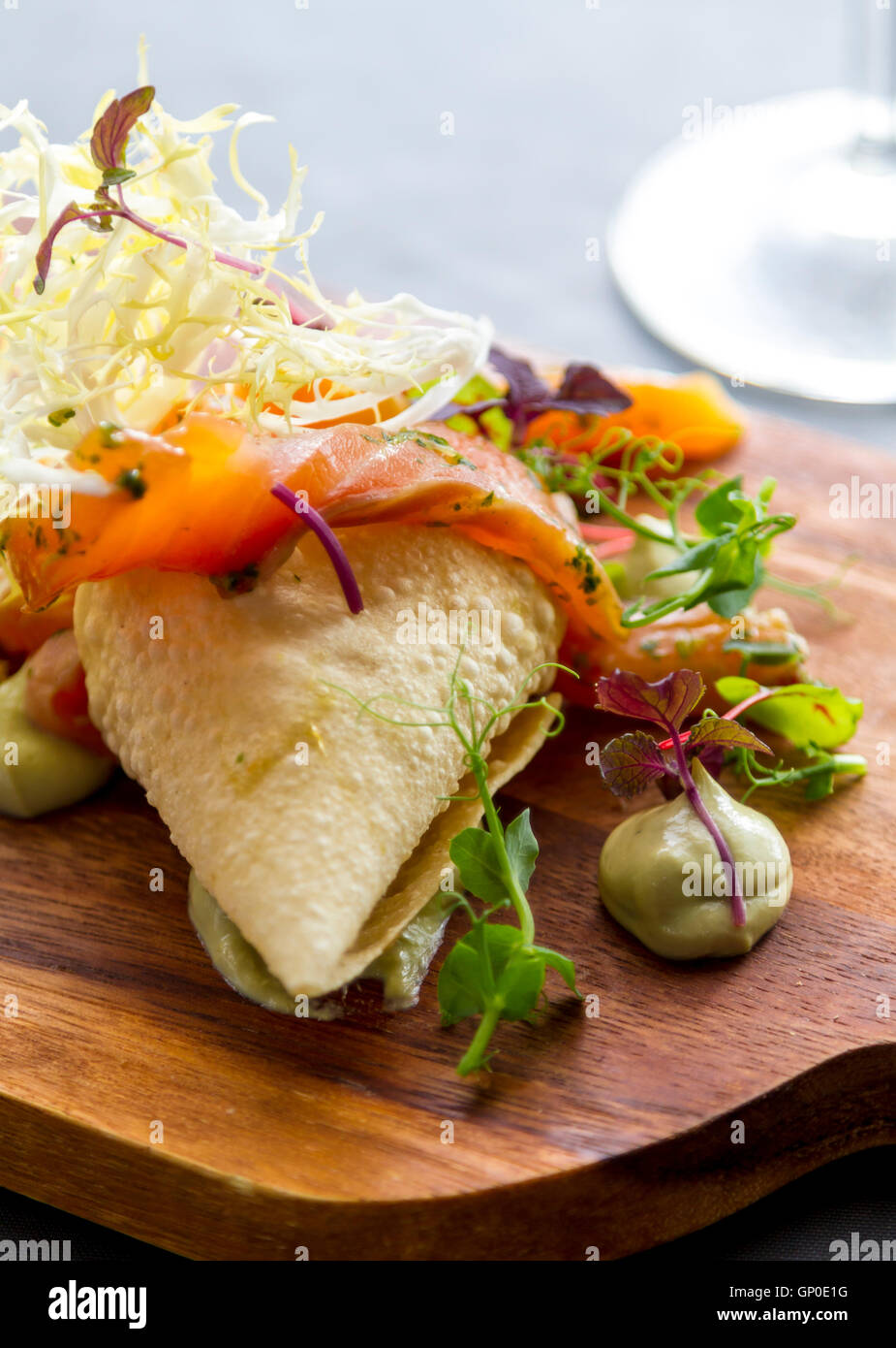 Fresco e salutare insalata di salmone visualizzata su una tavola di legno che serve board. Foto Stock