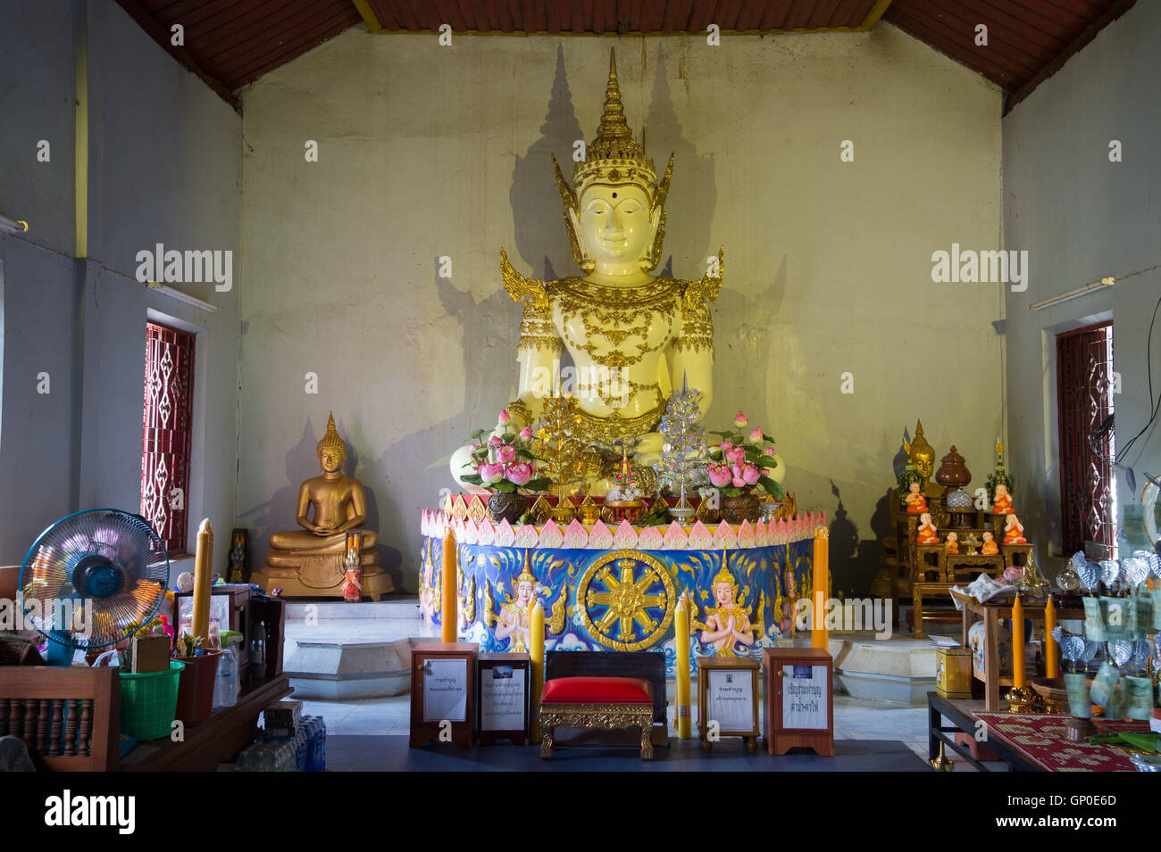 LAMPANG, Thailandia - Luglio 19, 2016: Wat Doi Wang Hua Temple.fosforescente immagine del Buddha nella provincia di Lampang, Thailandia. Foto Stock
