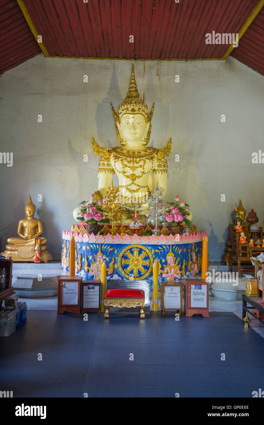 LAMPANG, Thailandia - Luglio 19, 2016: Wat Doi Wang Hua Temple.fosforescente immagine del Buddha nella provincia di Lampang, Thailandia. Foto Stock