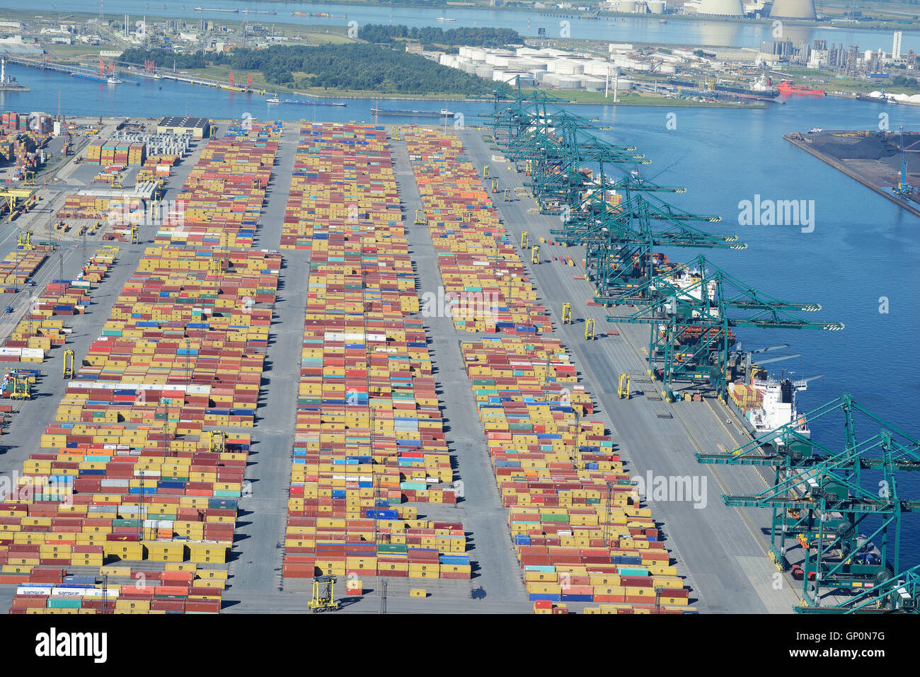 VISTA AEREA. Container e gru sul molo di Delwaide. Delwaidek, Porto di Anversa, Regione fiamminga, Belgio. Foto Stock