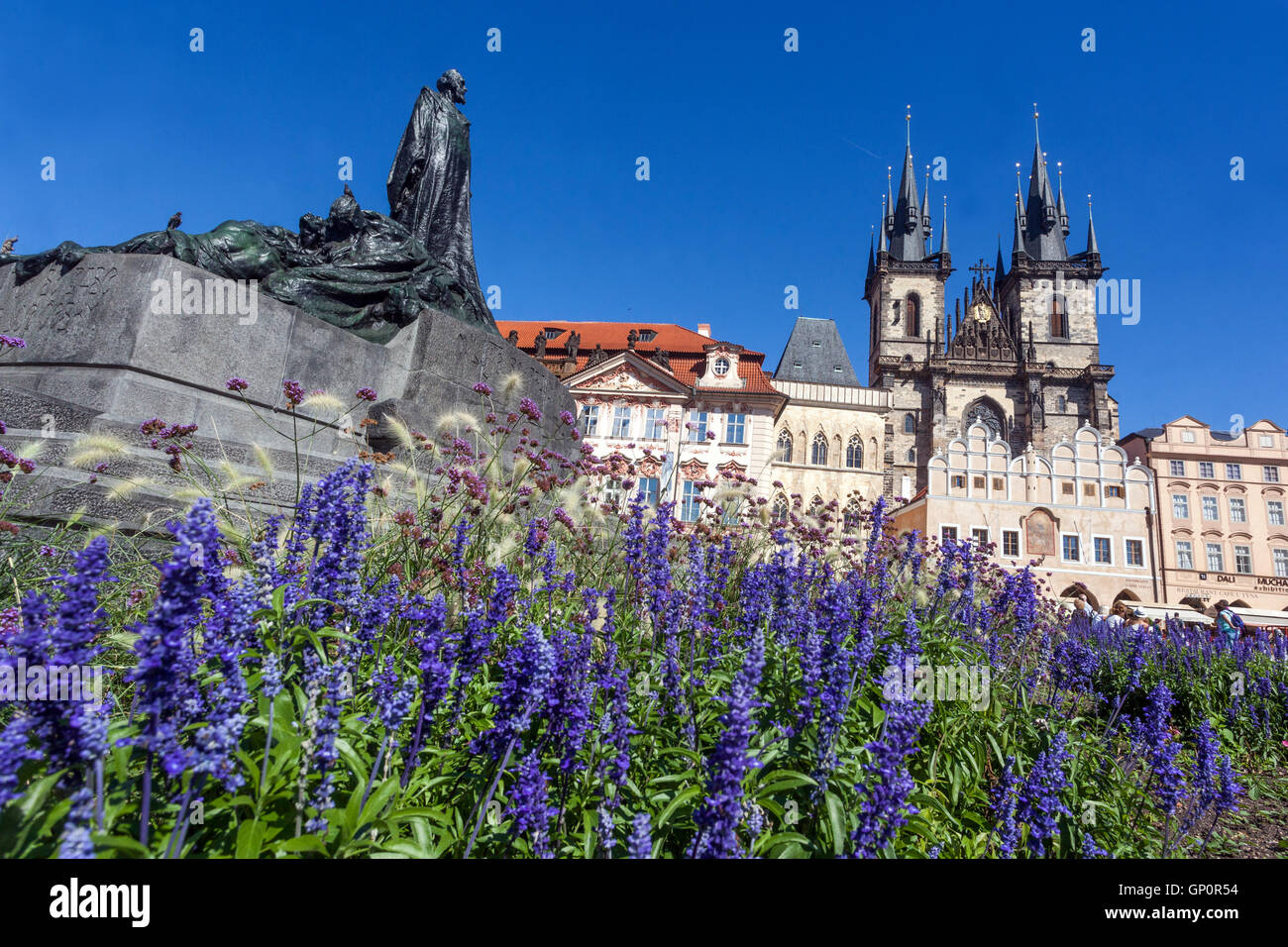 Fiori di Praga nella scultura in aiuola del Memoriale di Jan Hus John Huss in Piazza della città Vecchia, Praga, Repubblica Ceca Foto Stock