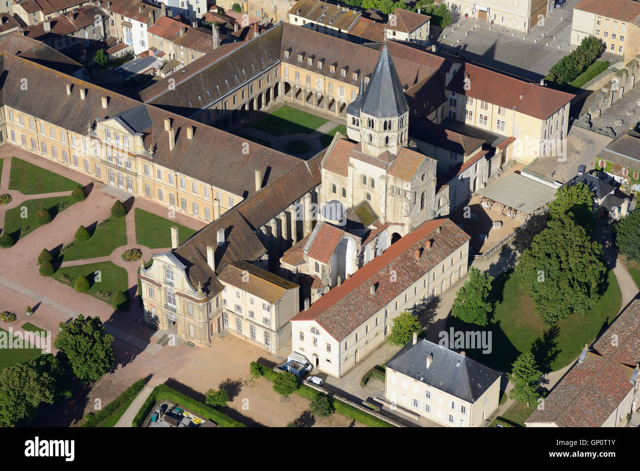 VISTA AEREA. Abbazia Benedettina di Cluny. Saône-et-Loire, Borgogna, Francia. Foto Stock