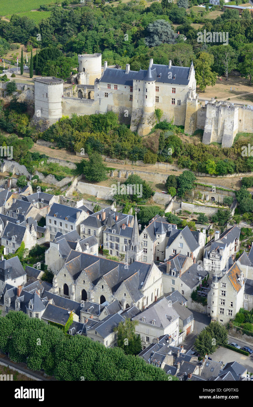 VISTA AEREA. Fortezza reale di Chinon che domina il borgo medievale dello stesso nome. Indre-et-Loire, Centre-Val de Loire, Francia. Foto Stock