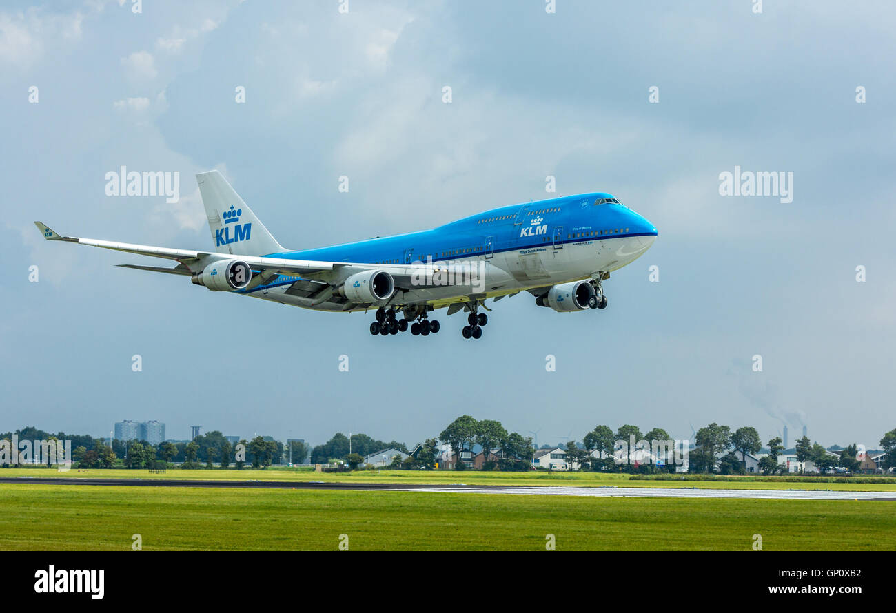 Polderbaan Aeroporto Schiphol, Paesi Bassi - 20 agosto 2016: KLM Air France Boeing 747 l'atterraggio all'Aeroporto di Amsterdam Schiphol Foto Stock