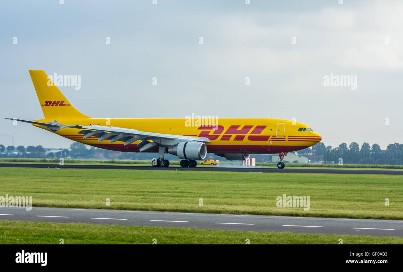 Polderbaan Aeroporto Schiphol, Paesi Bassi - 20 agosto 2016: DHL cargo aerei di atterraggio Foto Stock