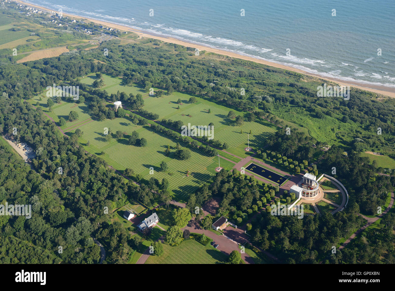VISTA AEREA. Cimitero e memoriale americano in Normandia con vista sulla spiaggia di Omaha. Colleville-sur-Mer, Calvados, Normandie, Francia. Foto Stock