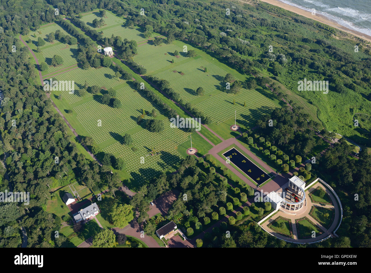 VISTA AEREA. Cimitero e memoriale americano in Normandia vicino a Omaha Beach. Colleville-sur-Mer, Calvados, Normandie, Francia. Foto Stock