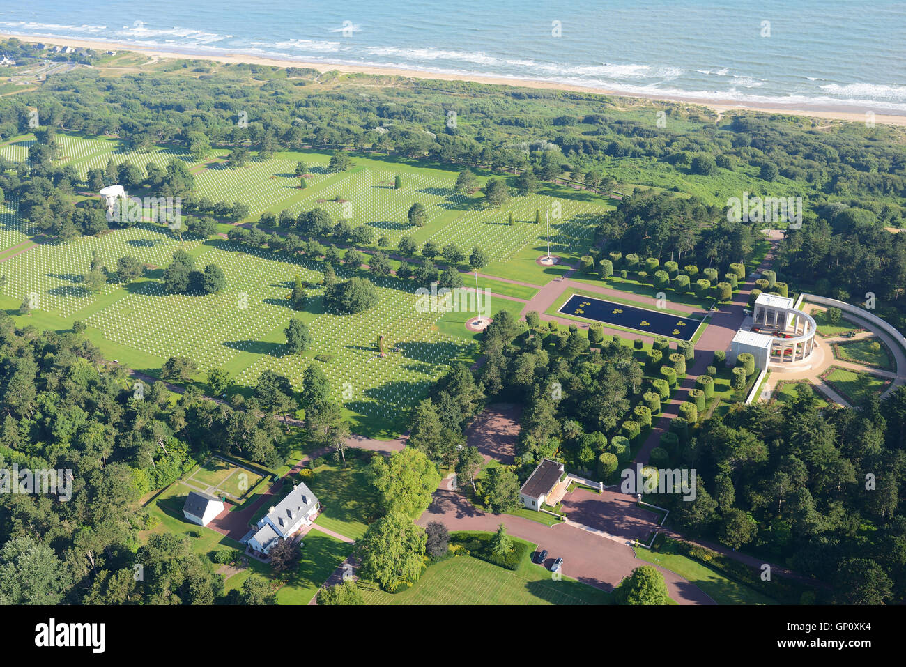 VISTA AEREA. Cimitero e memoriale americano in Normandia con vista sulla spiaggia di Omaha. Colleville-sur-Mer, Calvados, Normandie, Francia. Foto Stock