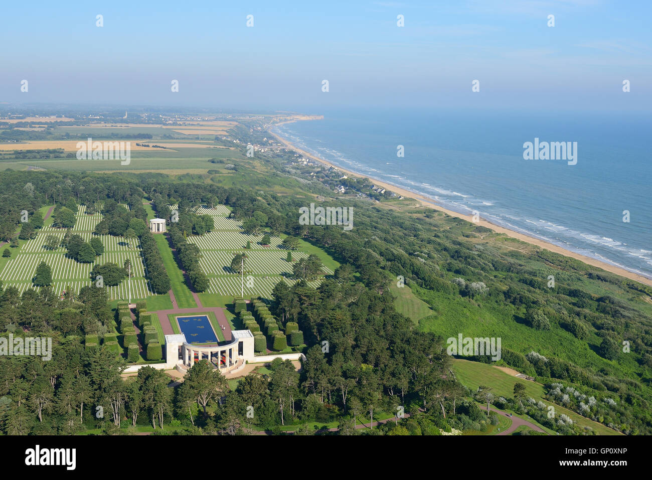 VISTA AEREA. Cimitero e memoriale americano in Normandia con vista sulla spiaggia di Omaha. Colleville-sur-Mer, Calvados, Normandie, Francia. Foto Stock