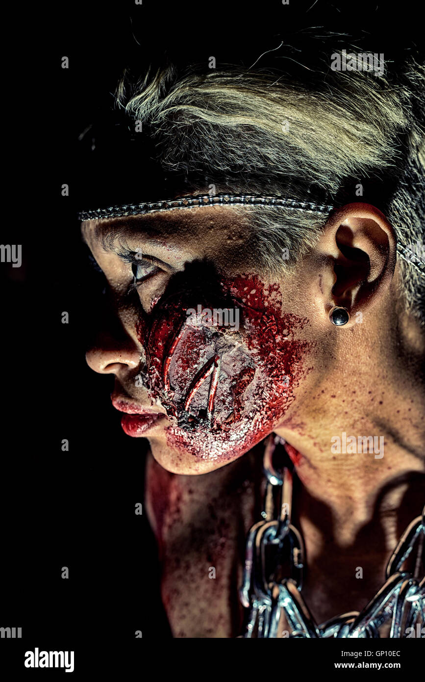 Gli zombie a Bologna Zombie a piedi. La gente vestita come zombie durante la sfilata per le strade del centro di Bologna Foto Stock