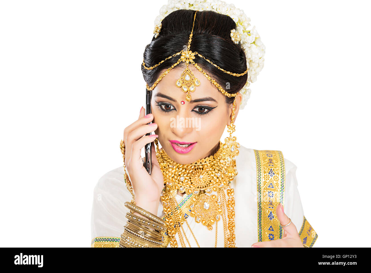 1 Bella Sposa adulti Malayalee donna Diwali parlando del telefono mobile Foto Stock
