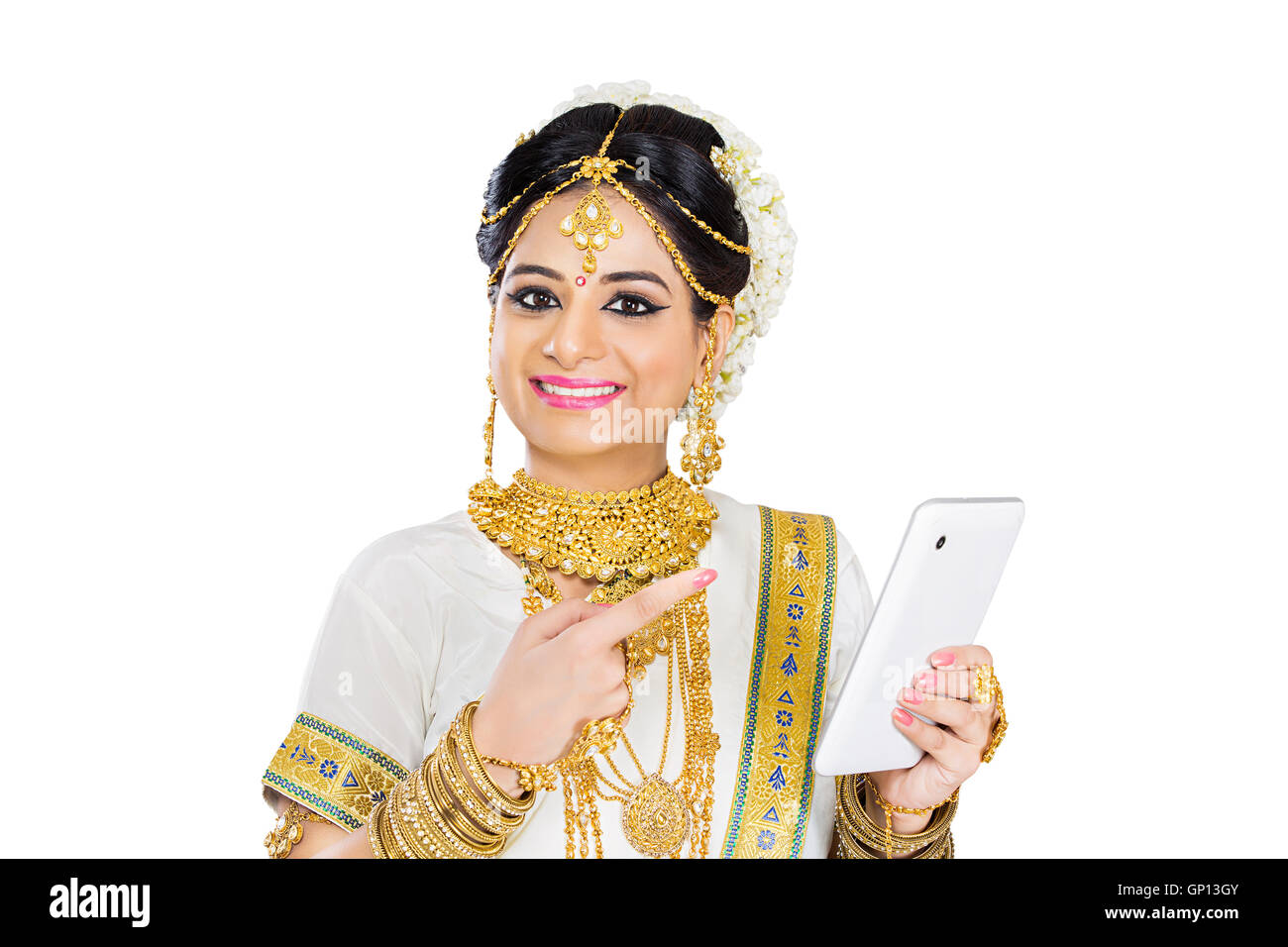 1 Bella Sposa adulti Malayalee donna Diwali la composizione del numero di telefono mobile puntare il dito che mostra Foto Stock