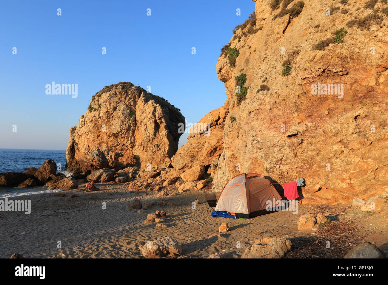 Campeggio solitario a Potistika beach, Sud Pelion, Grecia. Foto Stock