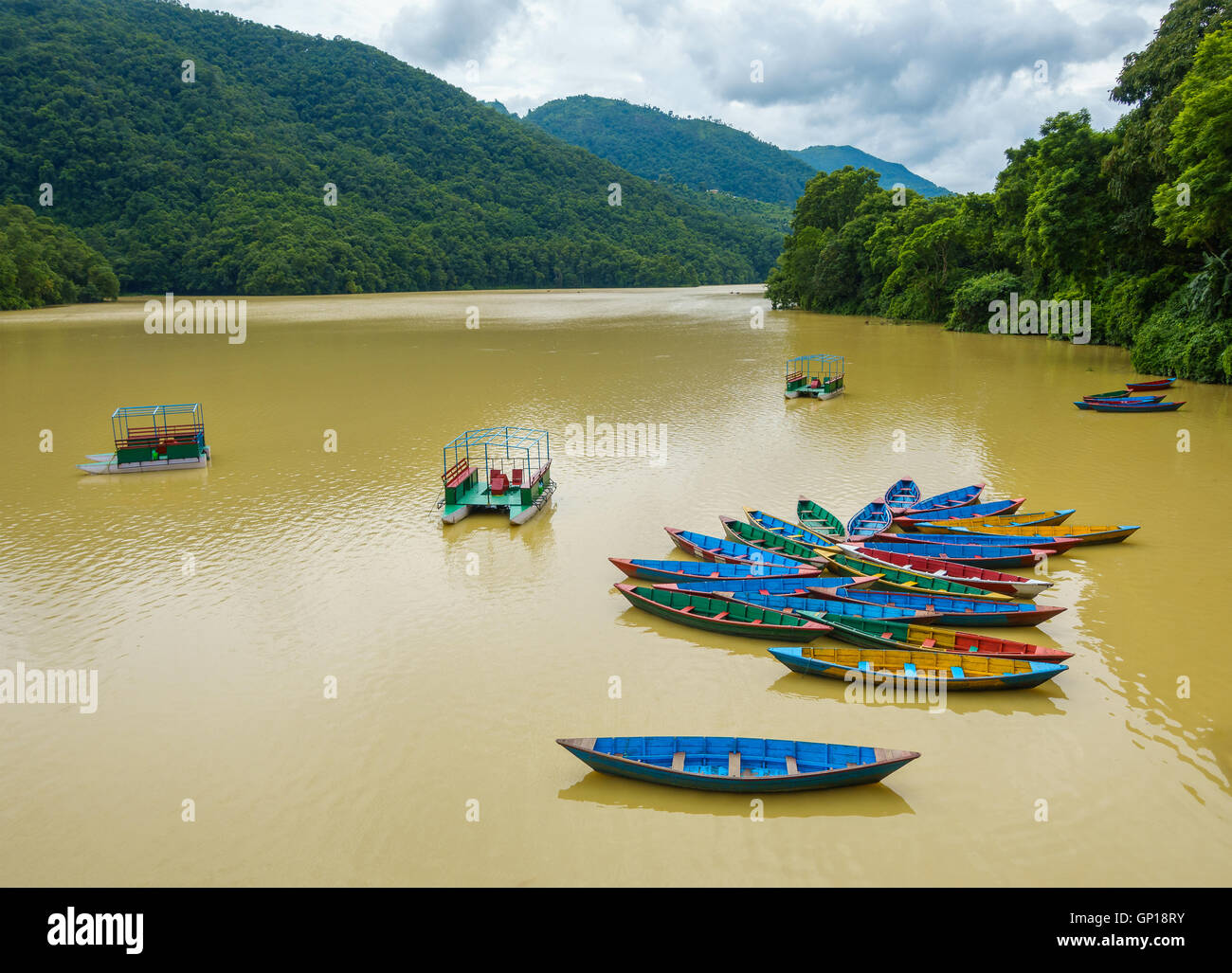 Colorato piccolo barche sul lago Phewa in Pokhara, Nepal Foto Stock