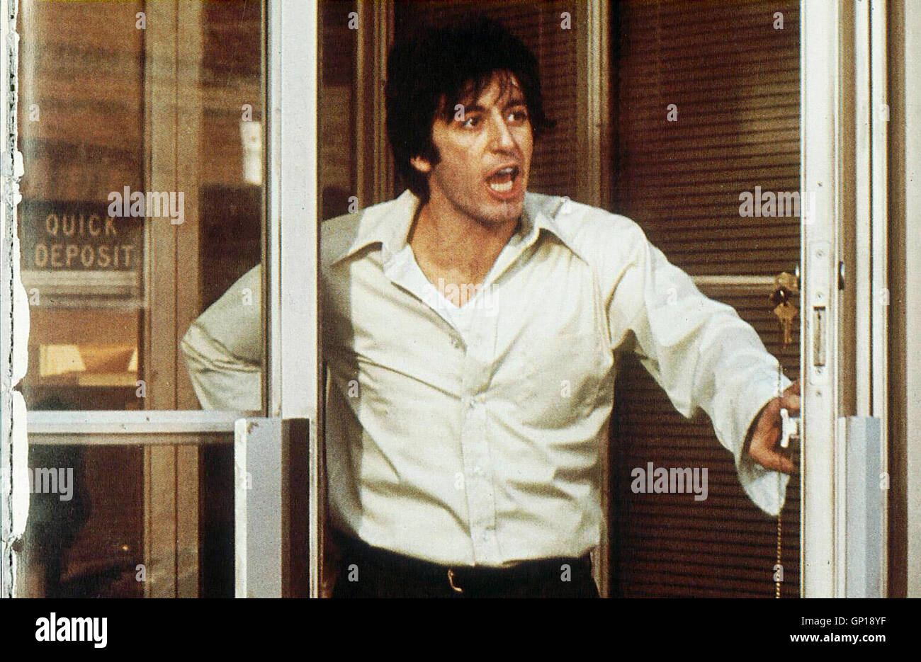 Al Pacino Der bisexuelle Sonny (Al Pacino) ueberfaellt eine Bank, um seinem Geliebten eine Geschlechtsumwandlung zu ermoeglichen. *** Caption locale *** 1975, Cane giorno pomeriggio, Hundstage Foto Stock