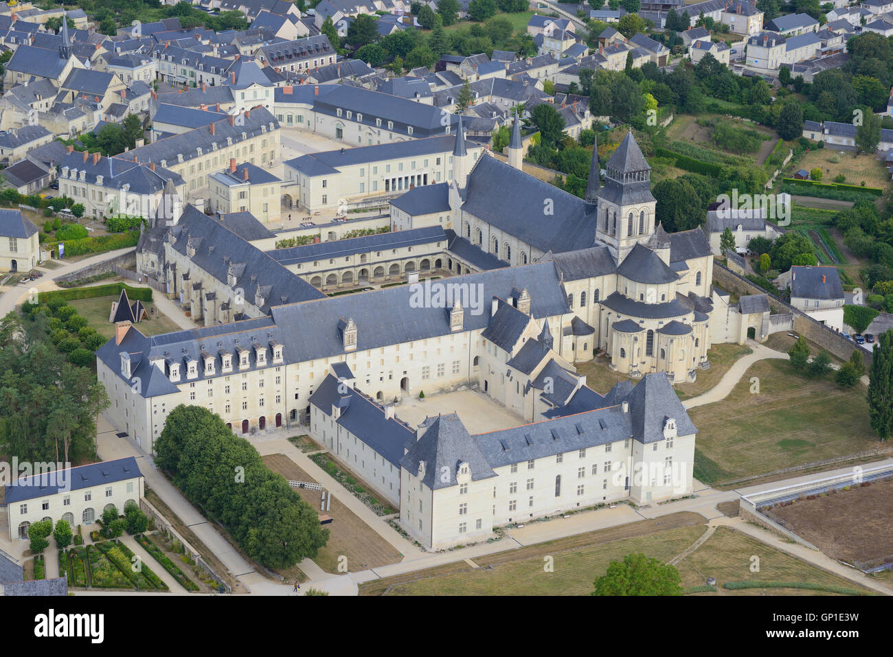 VISTA AEREA. Abbazia reale di Fontevraud. Fontevraud-l'Abbaye, Maine-et-Loire, Loira, Francia. Foto Stock