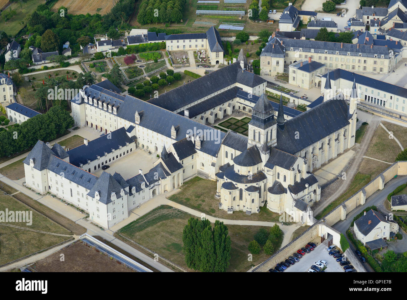 VISTA AEREA. Abbazia reale di Fontevraud. Fontevraud-l'Abbaye, Maine-et-Loire, Loira, Francia. Foto Stock