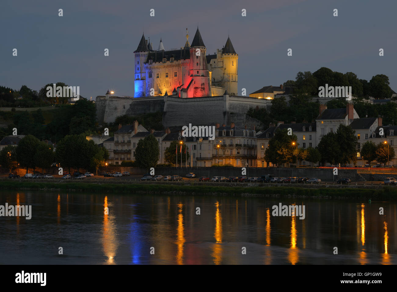 Castello di Saumur di notte sopra il fiume Loira. Saumur, Maine-et-Loire, Pays de la Loire, Francia. Foto Stock