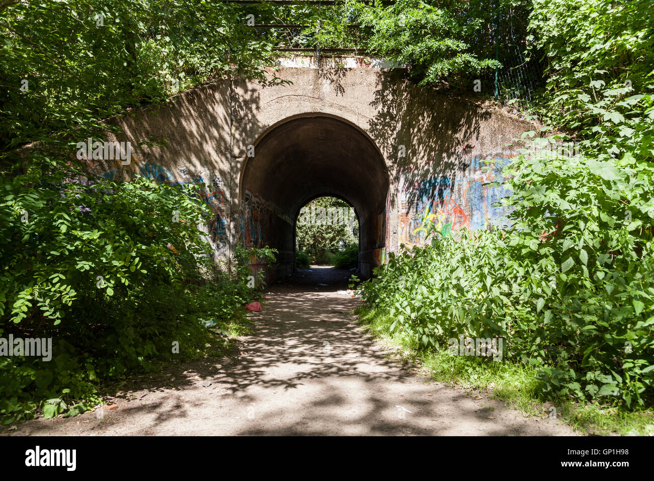 Sottopasso da un ponte S-bahn in Siemensstadt Berlino Foto Stock