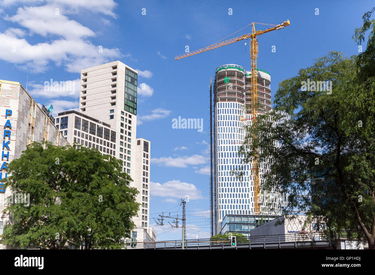 Upper West nuova costruzione accanto al Hotel Waldorf Astoria (sinistra) a Zoologischer Garten a Berlino nel mese di giugno 2016 Foto Stock