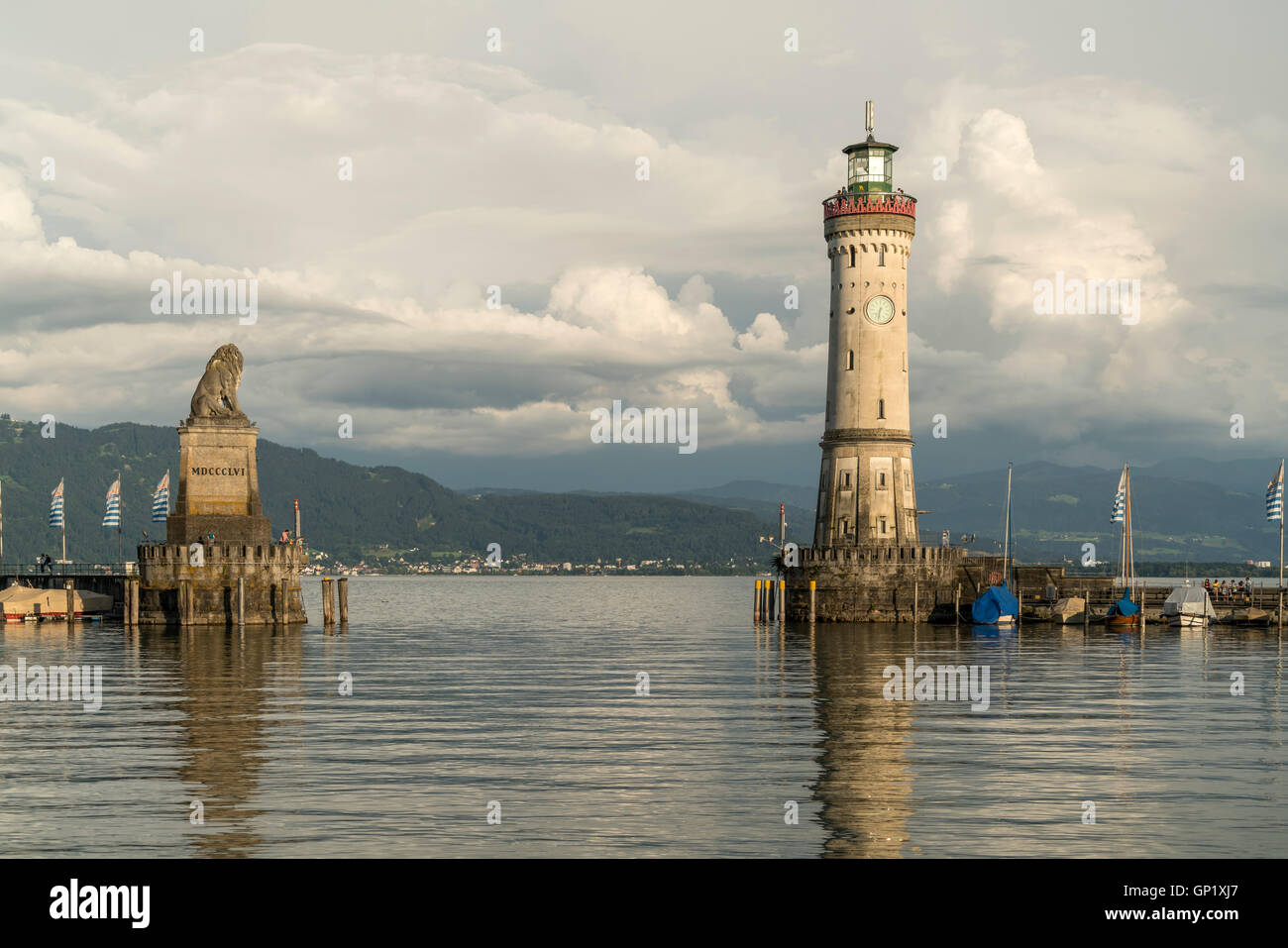 Ingresso del porto con il faro e il leone bavarese scultura in Lindau, Baviera, Germania Foto Stock