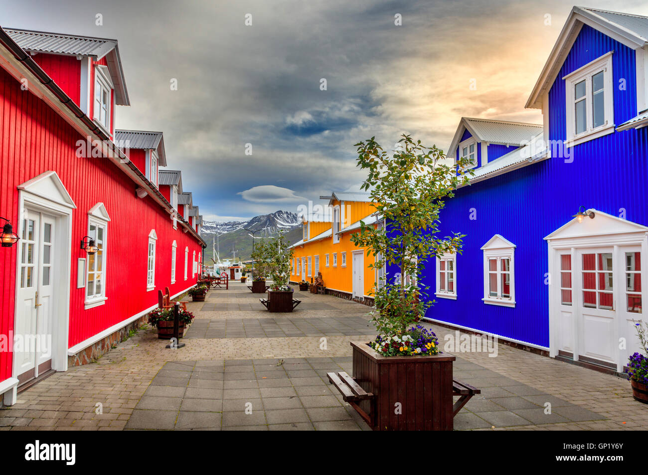 Gli edifici colorati con negozi e ristoranti nel villaggio di Siglufjörður Affitto, Islanda Foto Stock