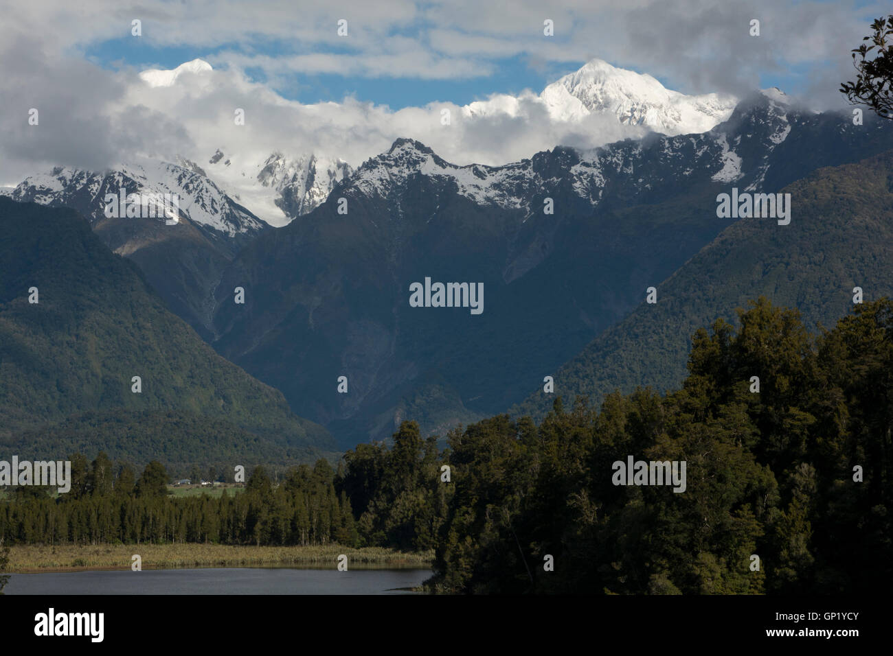 Il lago Matheson sta riflettendo le Alpi del Sud con le sue cime più alte Monte Cook (a destra) e il Monte Tasman (sinistra). Foto Stock