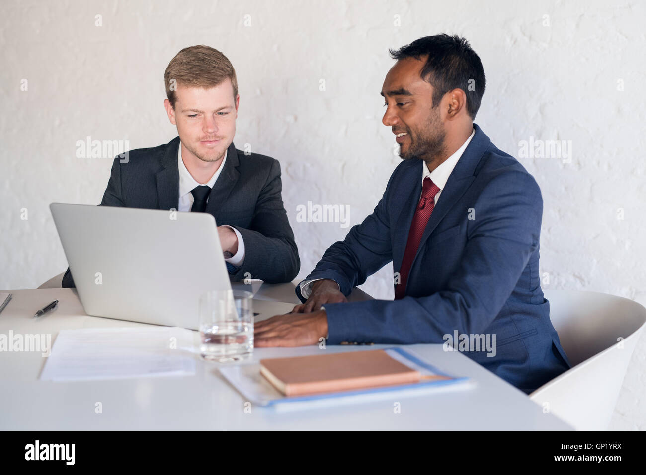 Corporate synergy in sala riunioni Foto Stock