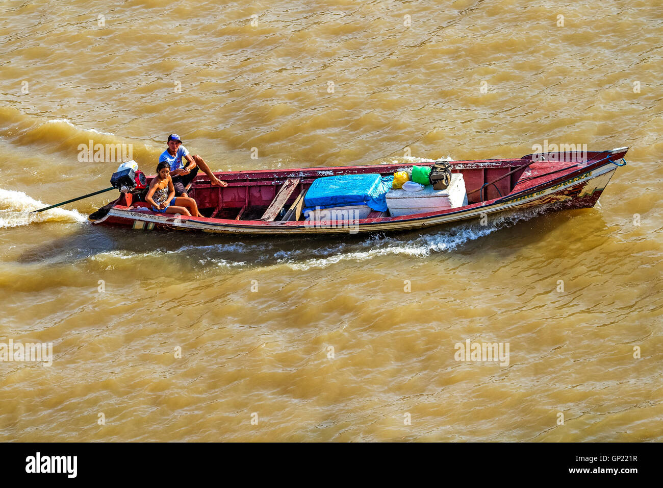Alimentare una barca contro il flusso di fiume Santarem in Brasile Foto Stock