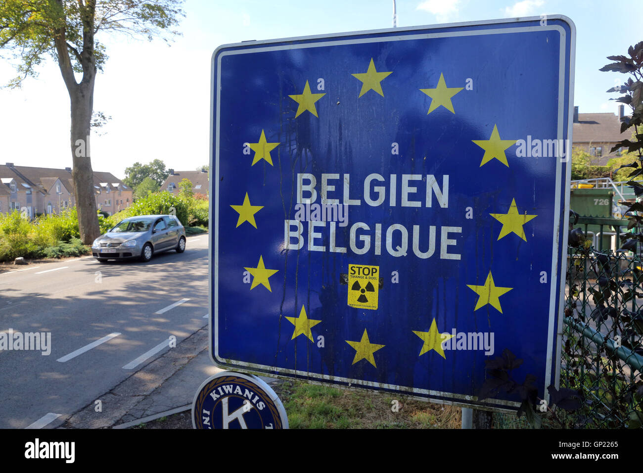 Cartello bilingue presso la frontiera aperta fra Aquisgrana (Germania) e la posizione Kelmis (Belgio), comunità di lingua tedesca in Belgio. Foto Stock