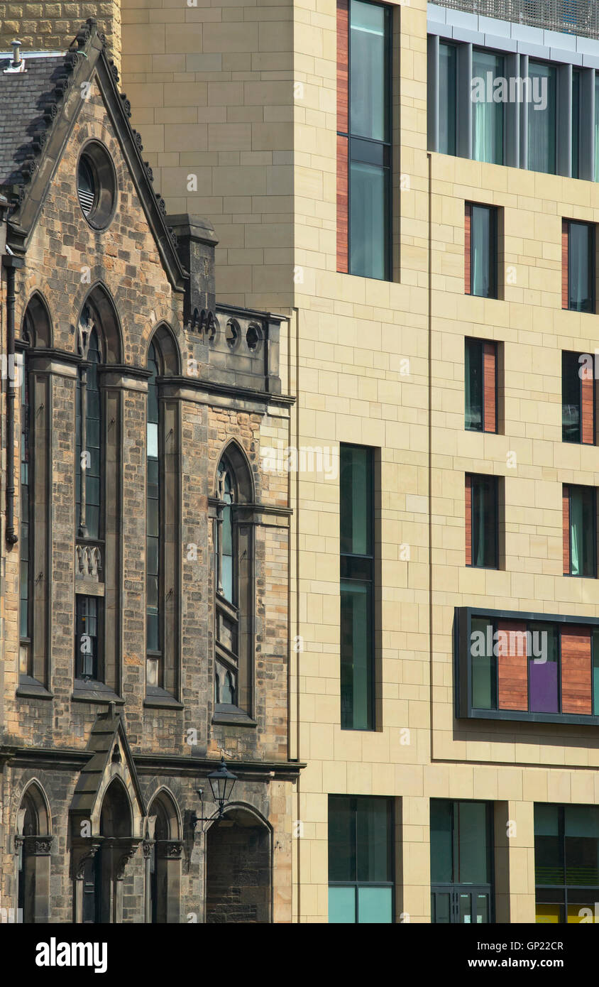 Antico e moderno di facciate di edifici di Edimburgo. La Scozia. Regno Unito. In verticale Foto Stock