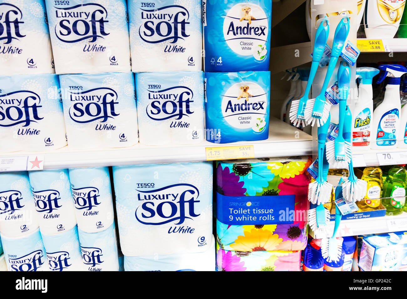 Andrex toilet pacchi di rotoli di carta igienica supermercato display stand  supermercati visualizza REGNO UNITO Inghilterra GB Foto stock - Alamy