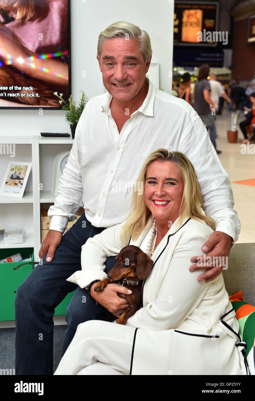 Steph e Dom Parker di Gogglebox, con il loro Daschund Gigi in miniatura, impara a conoscere la protezione delle pulci e delle zecche per gatti e cani presso LA FRONTLINE Plus House di Victoria Station, Londra. Foto Stock