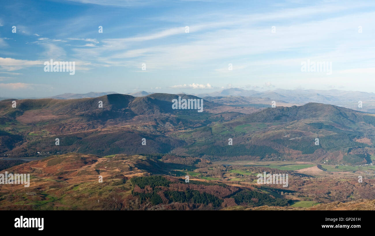 Vista di Snowdon e il Parco Nazionale di Snowdonia, attraverso l'Afon Mawddach e Rhinog montagne da Cadair Idris Foto Stock
