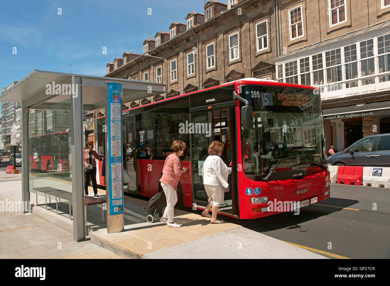 Vista urbano con fermata bus, La Coruña, regione della Galizia, Spagna, Europa Foto Stock