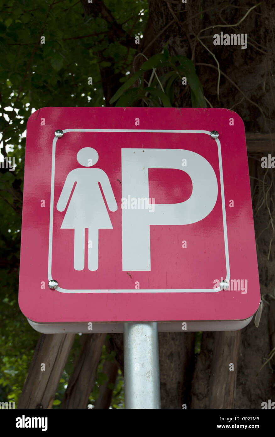 Segno rosa la marcatura di un area riservata ai conducenti di sesso femminile, in corrispondenza di un bordo strada area riposo in Thailandia Foto Stock