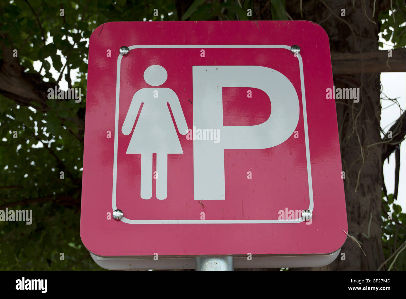 Segno rosa la marcatura di un area riservata ai conducenti di sesso femminile, in corrispondenza di un bordo strada area riposo in Thailandia Foto Stock