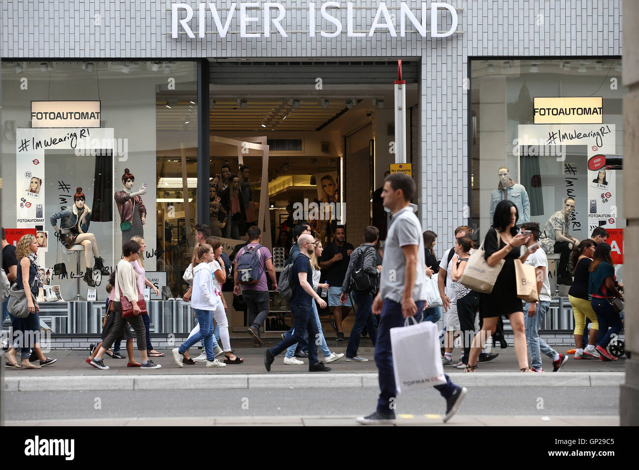 Regno Unito, Londra : Isola di fiume è raffigurato su Oxford Street nel centro di Londra il 20 agosto 2016. Foto Stock