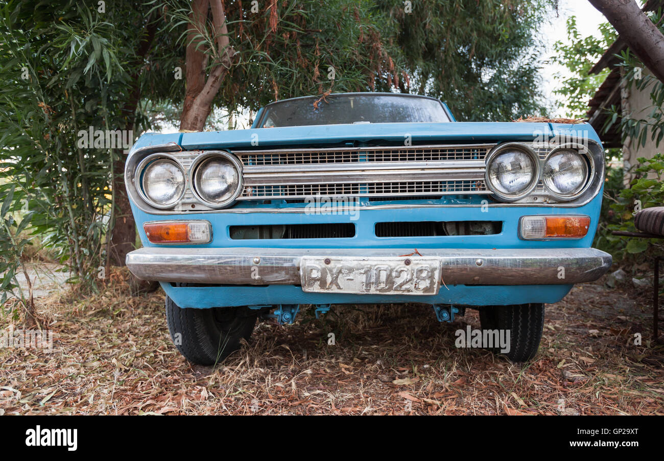 Zakynthos Greece - Agosto 16, 2016: close up vista frontale del vecchio blu Datsun 1300 auto del raccoglitore Foto Stock