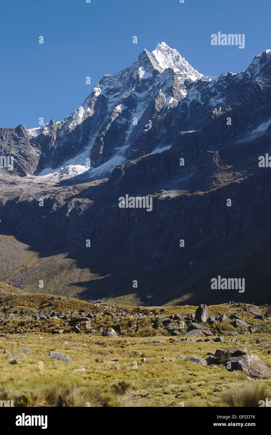 Nevado Taulliraju (picco laterale sul lato sud-est dal percorso di punta europea Pass), Cordillera Blanca, Perù Foto Stock