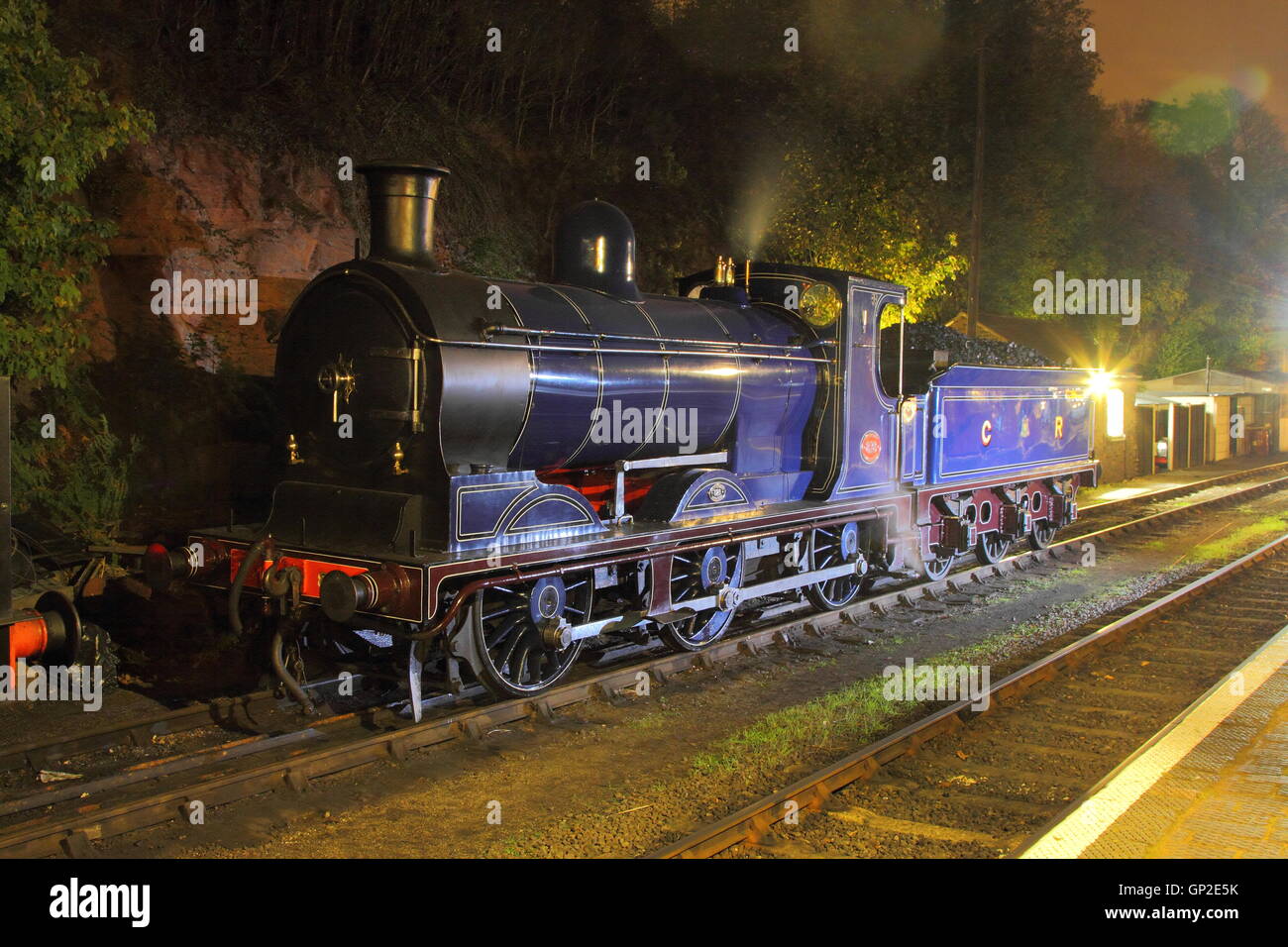 Conserve di Caledonian Railway motore 828, 0-6-0 McIntosh classe a riposo durante la notte. Foto Stock