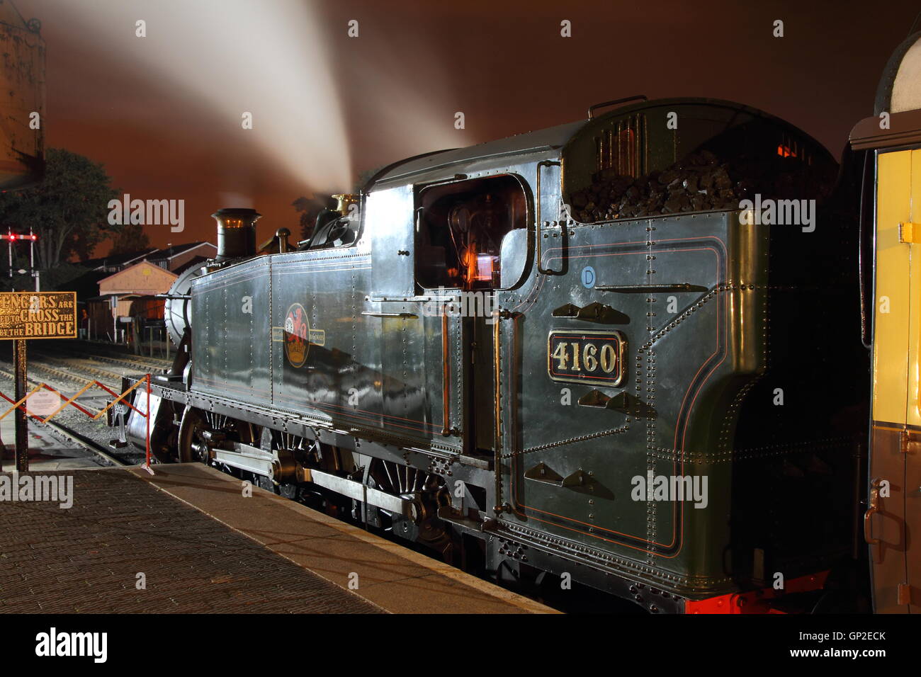 Conserve di Great Western Railway motore 4160, 2-6-2T 5101 Classe in vapore a notte. Foto Stock