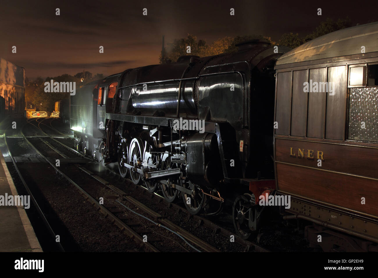 92212, conserve di British Railways motore 92212, 2-10-0 BR Standard di Classe 9F in vapore durante la notte. Foto Stock