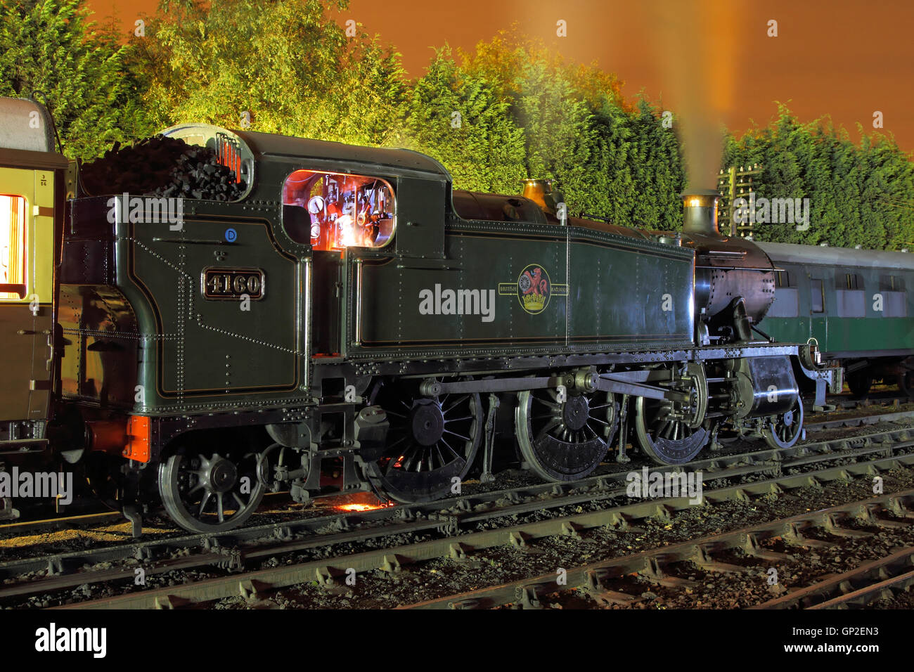 Conserve di Great Western Railway motore 4160, 2-6-2T 5101 Classe in vapore a notte. Foto Stock