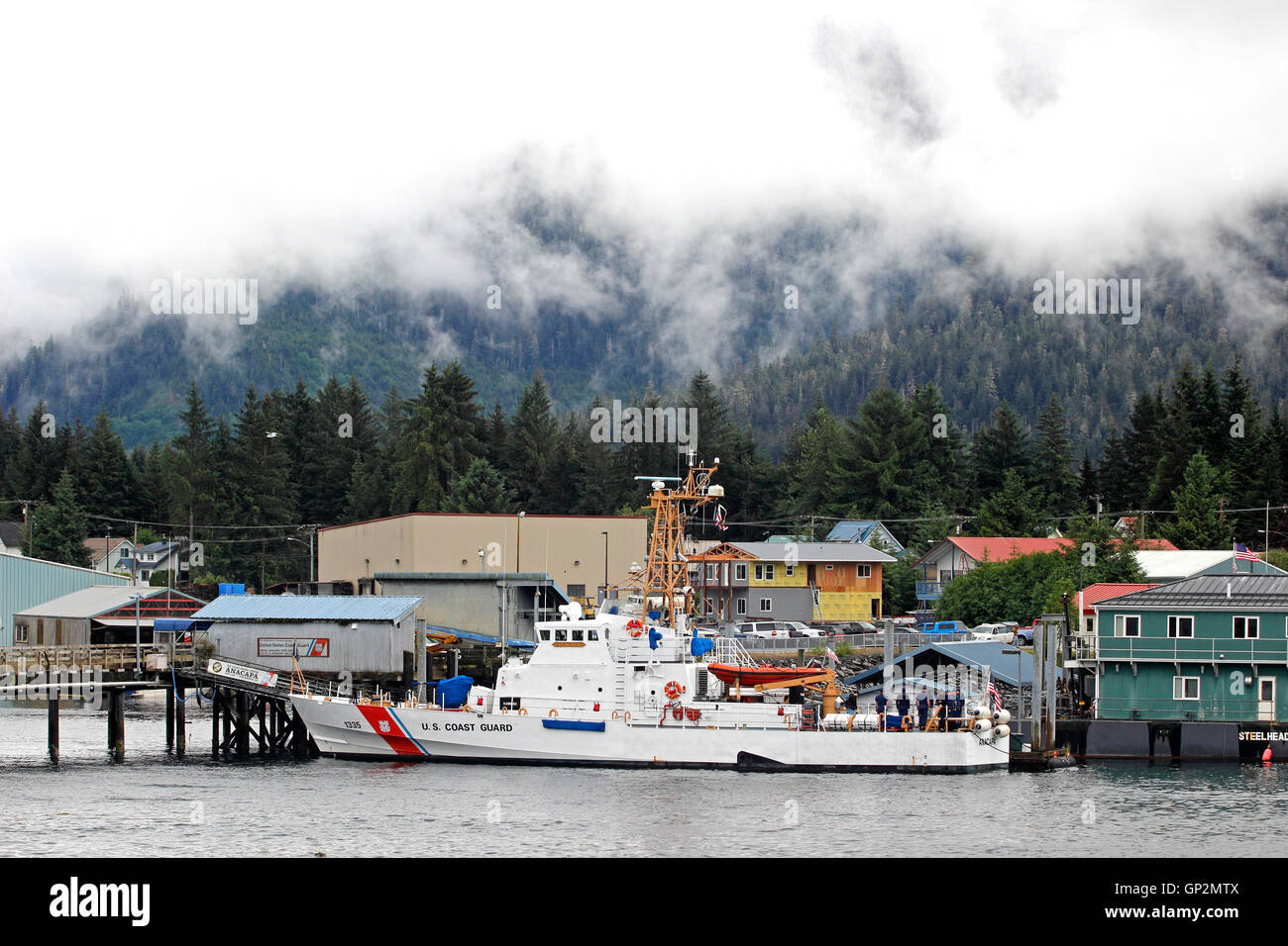 Stati Uniti Guardacoste 'Anacapa' barche di Pietroburgo "Little Norvegia' villaggio di pescatori Mitkof Island all'interno del passaggio a sud-est di Alaska Foto Stock