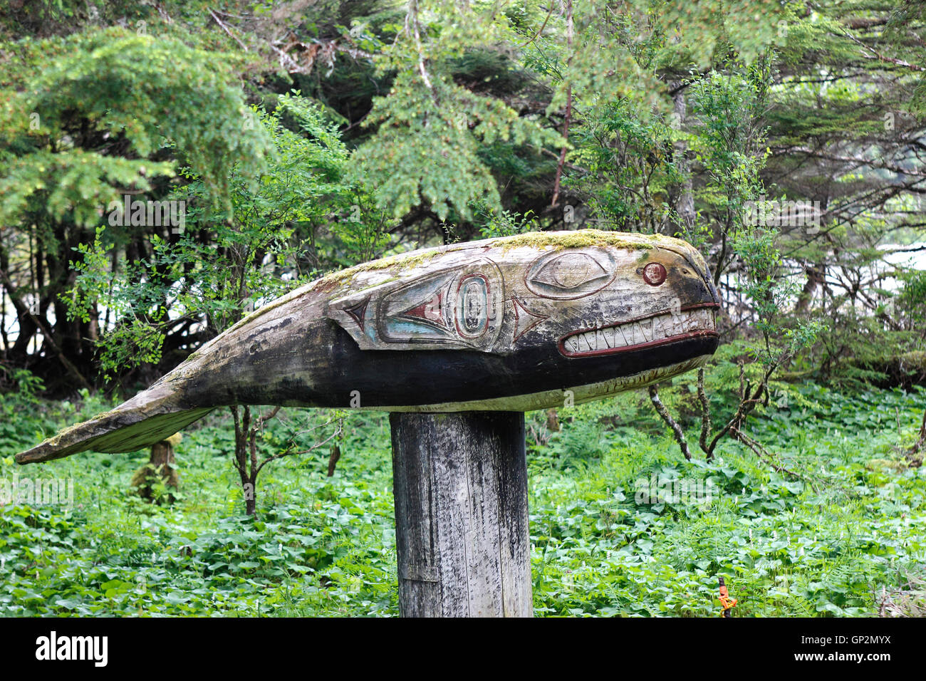 Tlingit legno totem carving balena simbolico Kasaan Prince of Wales Island all'interno del passaggio a sud-est di Alaska USA Foto Stock