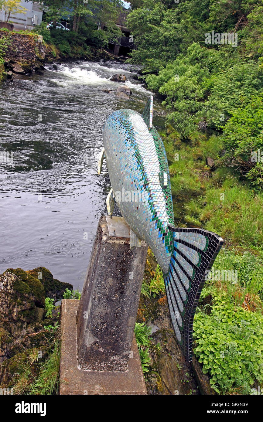 Mosaico scultura di salmone su Creek attrazioni turistiche Ketchikan Tongass si restringe all'interno del passaggio a sud-est di Alaska USA Foto Stock