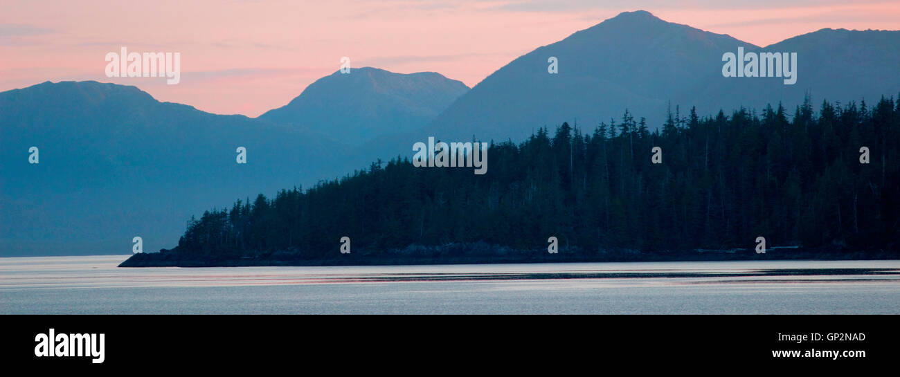 Impostazione sun sera Misty Fjords National Monument all'interno del passaggio a sud-est di Alaska USA Foto Stock