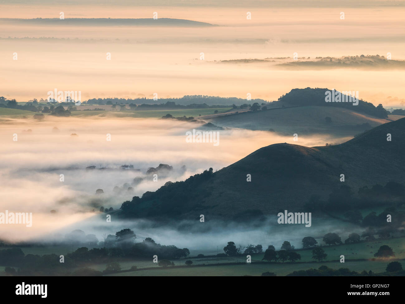 Early Morning mist su south Shropshire paesaggio dal Stiperstones Riserva Naturale Nazionale. Foto Stock